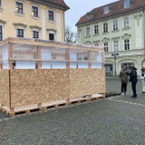 The exhibition in the specially built wooden bungalow on the Platz der Demokratie in Weimar