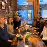Verabschiedungs-Runde im Cafe: Katrin Birnschein, Dorit Machell, Eric Wrasse, Maximilian Franz, Tariq Mian und Caroline Ndiku (v.l. /​ Foto: privat) 