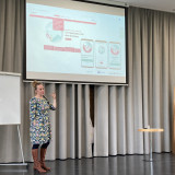 Katharina Heinecke, Projektleiterin von THEx Enterprise erklärt den Prozess der Freiberufler-Registrierung in Thüringen