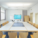 Seminarraum mit Whiteboard, Digitalprojektor & Flipchart