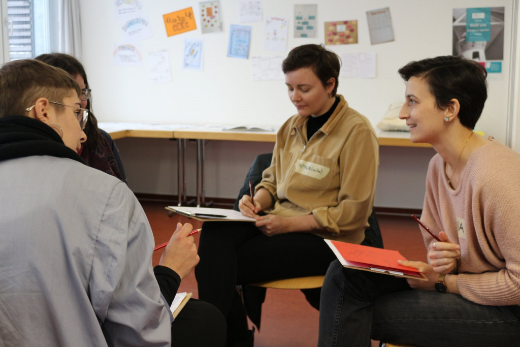 Seminarteilnehmer*innen üben sich in gewaltfreier Kommunikation /​ Foto: Dorit Machell (EJBW)