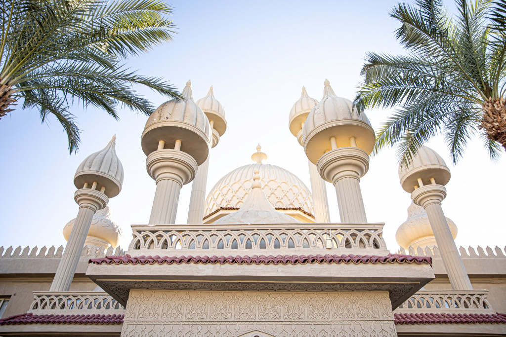 Traditionelle islamische Moschee unter Palmen bei sonnigem Wetter (Bild von pvproductions auf Freepik)