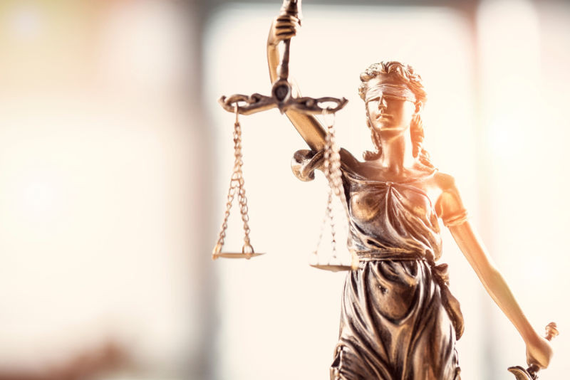 The figure of Justitia stands for finding the right measure of punishment. She wears a blindfold, a pair of scales and a sword. /​ Photo: sebra/​shutterstock